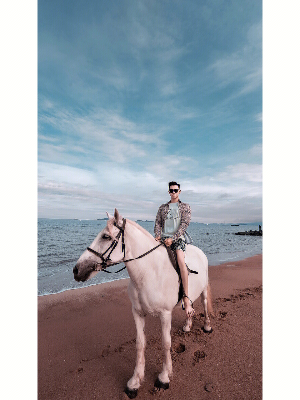 三亚拍照在海边骑马日落余晖