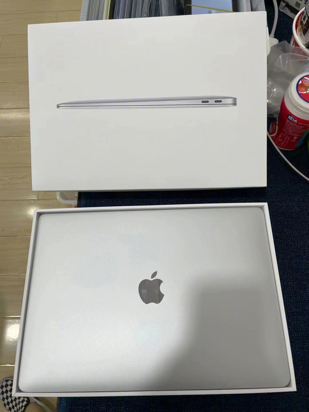 苹果笔记本macbookbookair,13寸,2020款,m1处理器,8 256g,授权店买了2