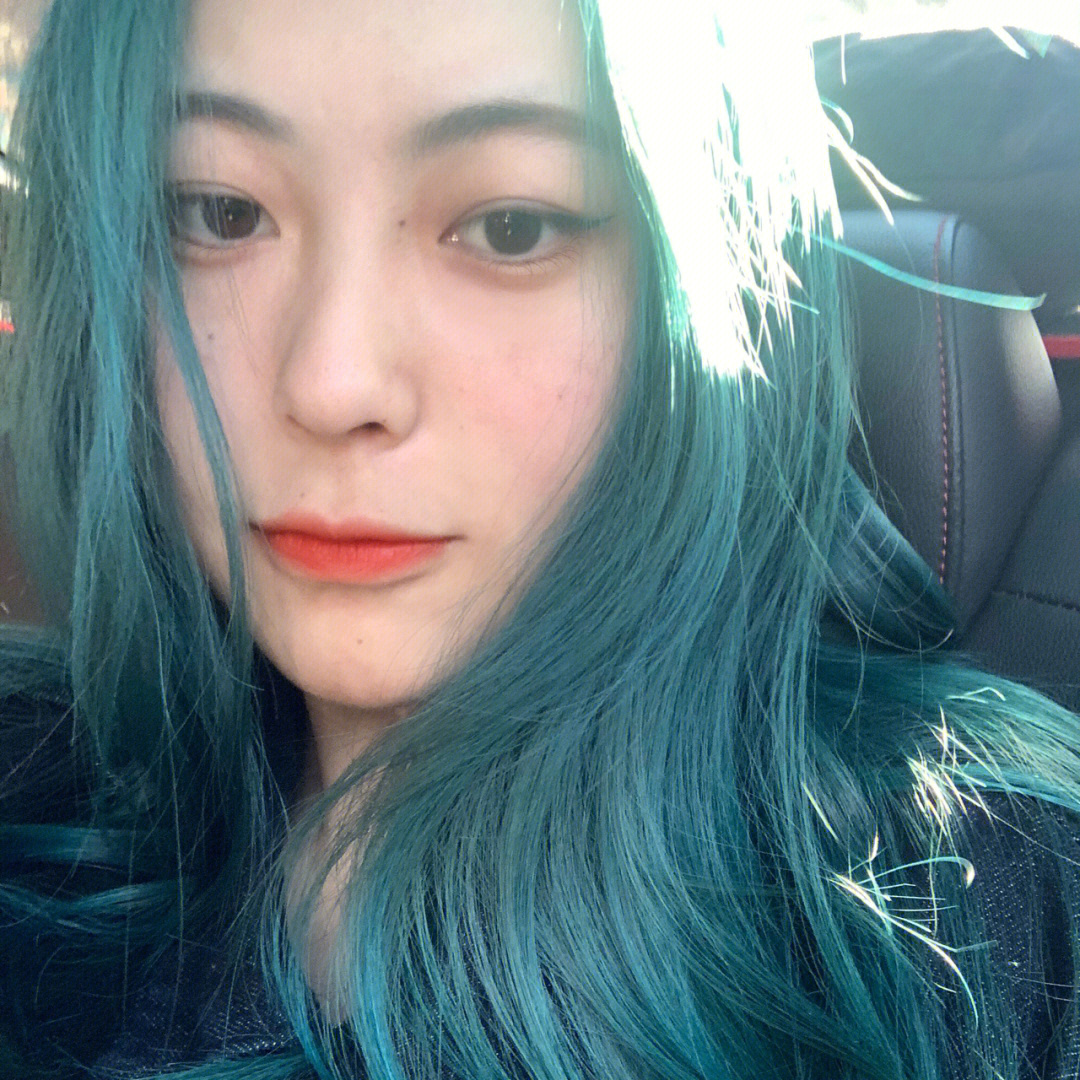 之前染的蓝发掉色后变成有点绿色的头发 感觉又拥有了另一种颜色 还挺