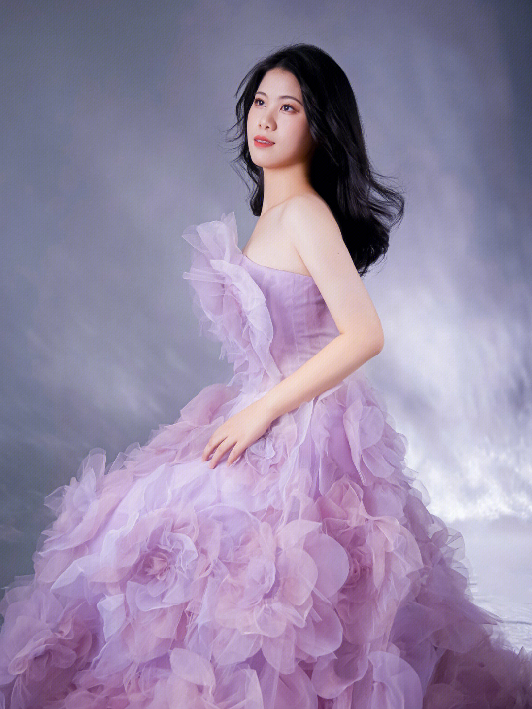 紫色系的礼服裙妥妥的仙女本人吧,给人的感觉温柔又浪漫95