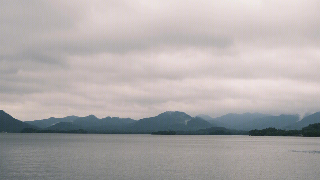 阴雨天的西湖