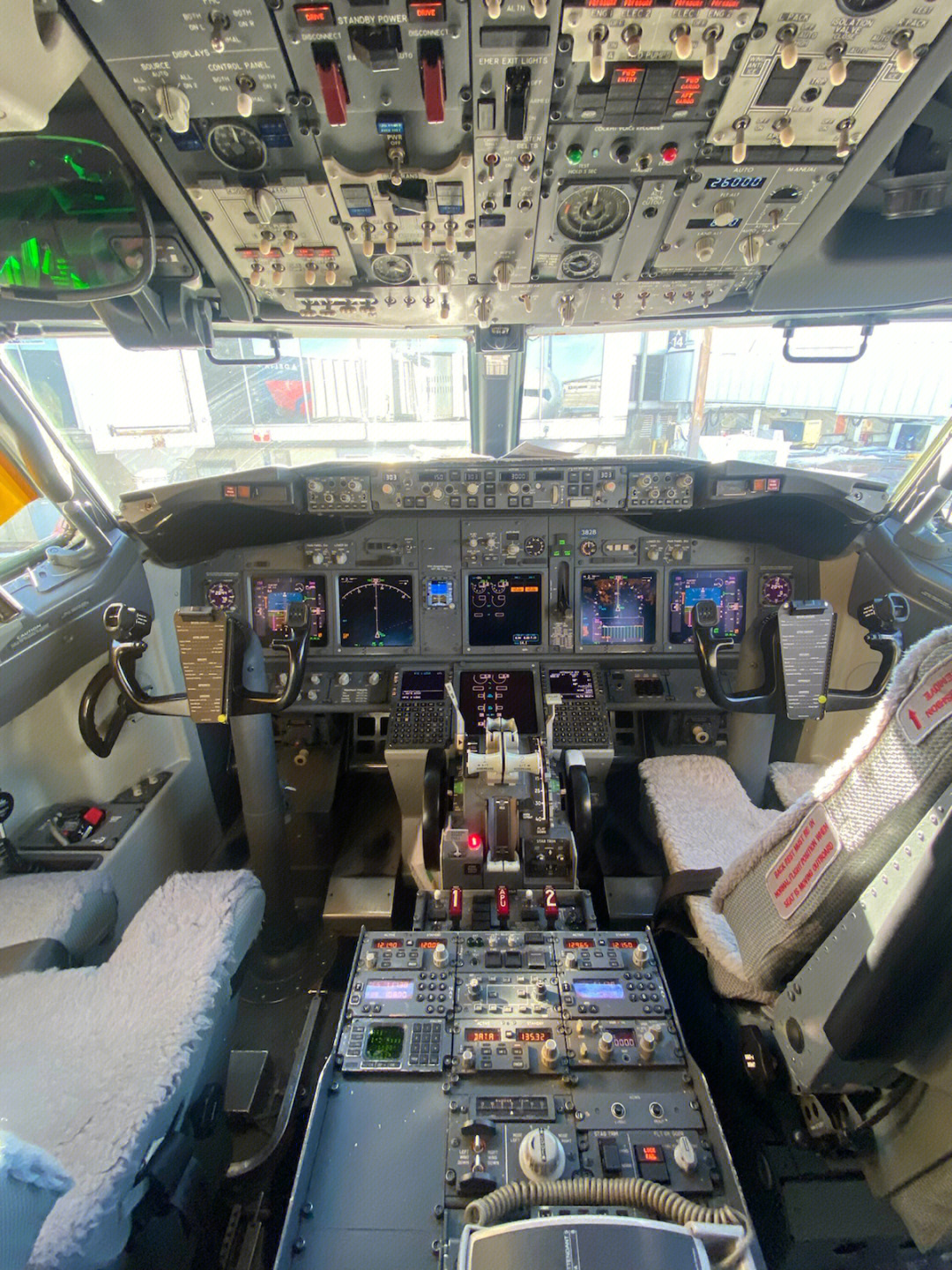 达美航空波音737900er驾驶舱