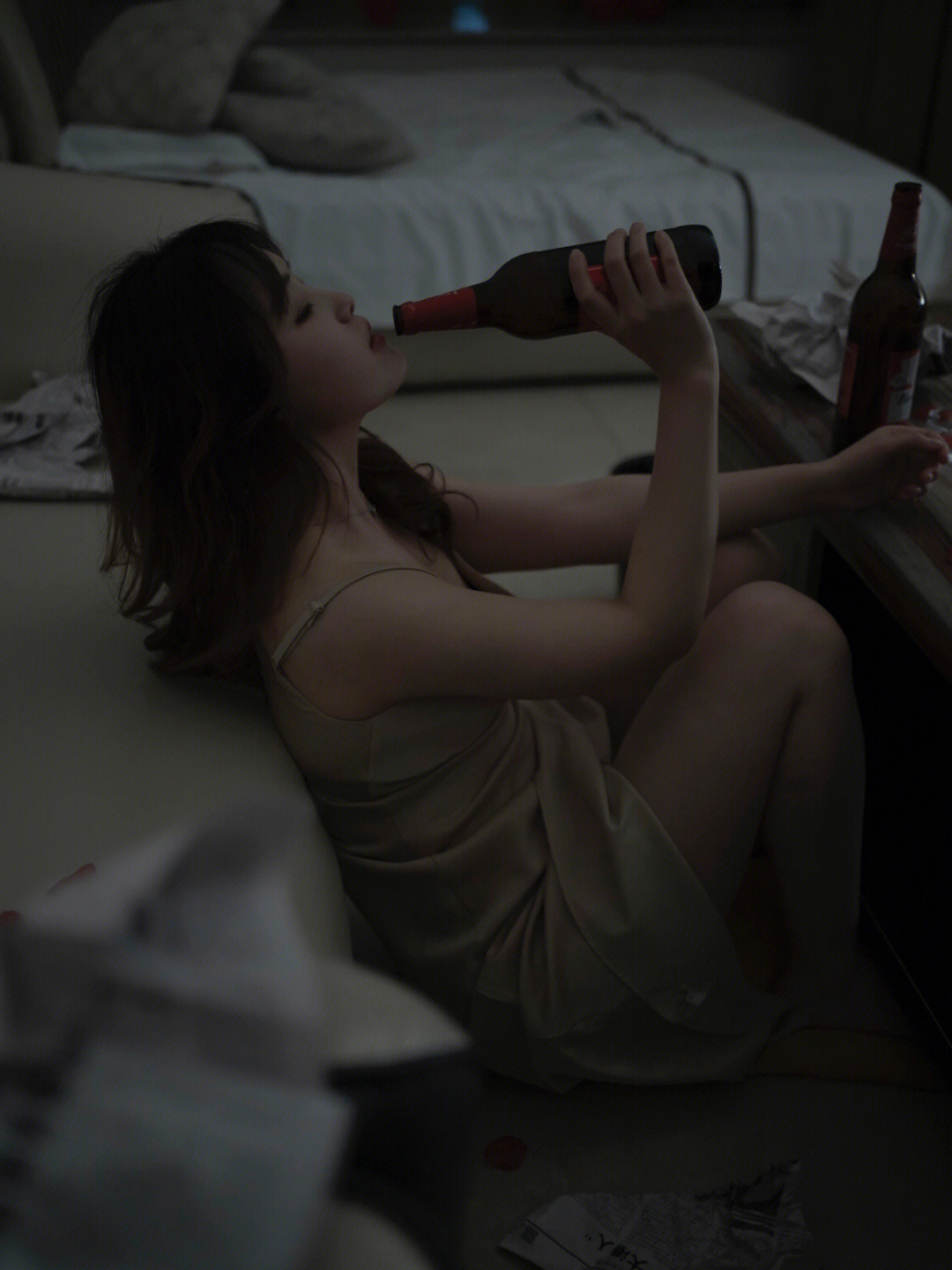 失恋的人喝酒酒瓶图片图片