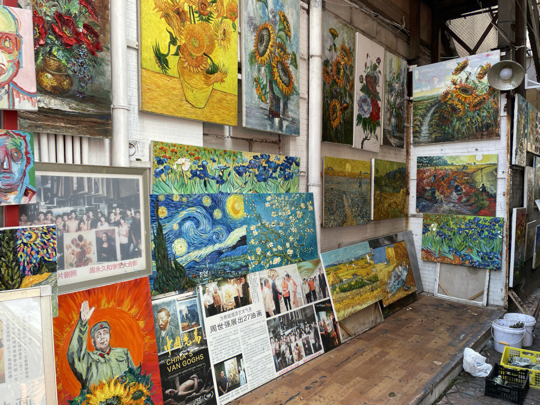 深圳大芬村,随处可见的油画店还有很多手把手教画画的体验店买画的