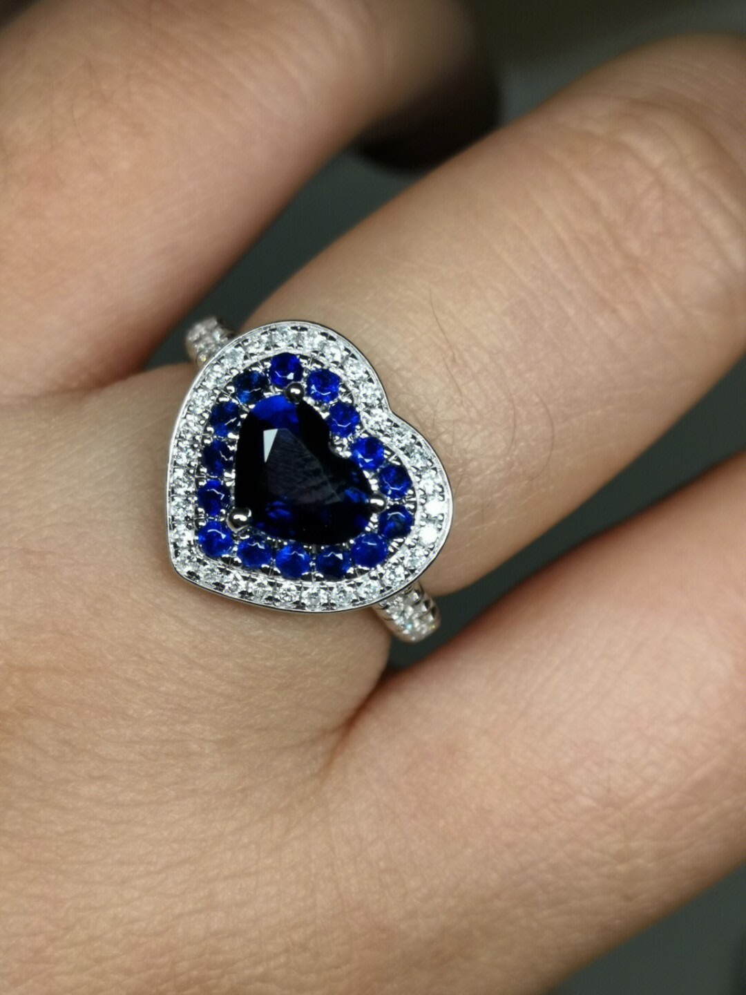 心形蓝宝石钴尖晶钻石戒指