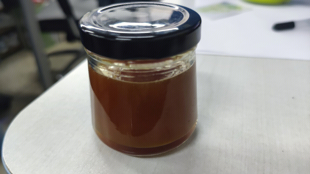 秋梨膏 秋梨膏是晶莹剔透的,像是红糖色水晶做的沙子一样;不像是
