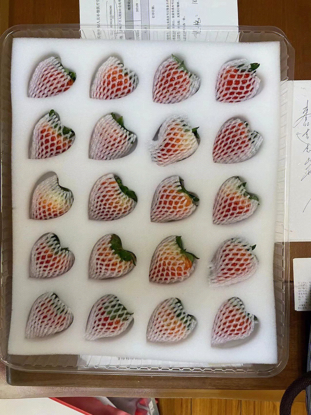草莓过度包装图片