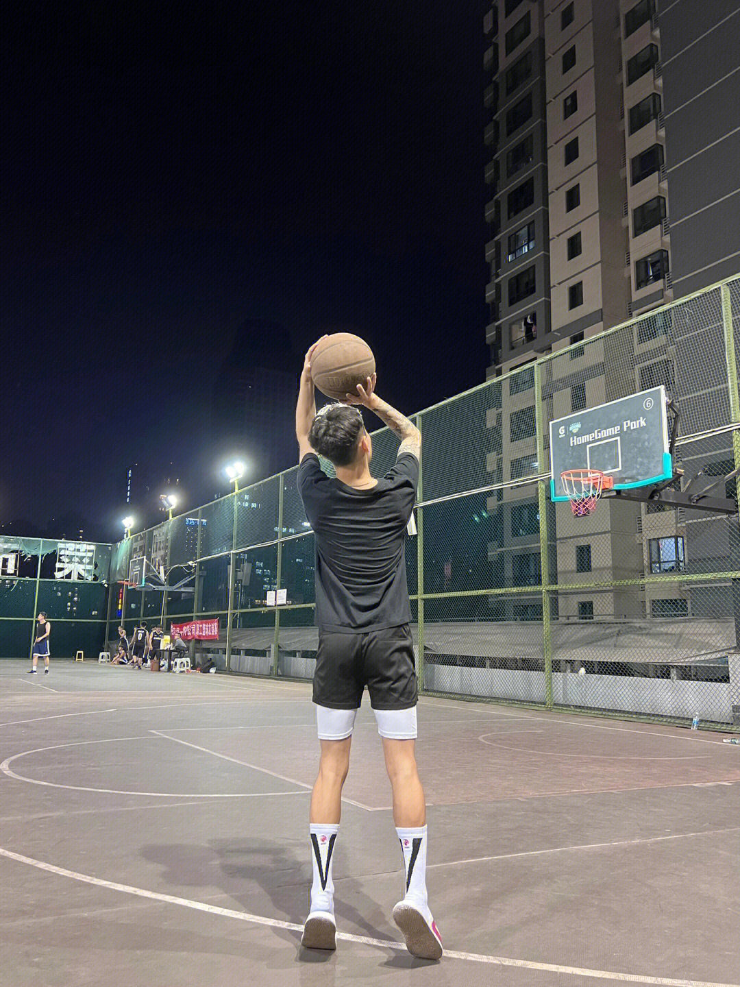 男生打篮球照片夜晚图片