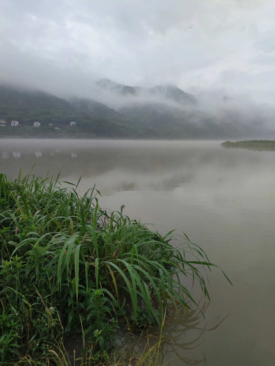 远山如黛秦青潇林涑河图片