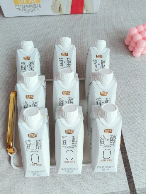 简醇酸奶新年广告图片