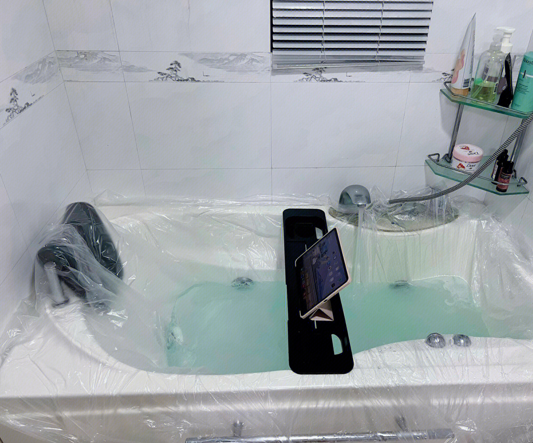 为了不浪费房间里的这个小浴缸,买了一些泡澡工具,周末终于第一次泡上