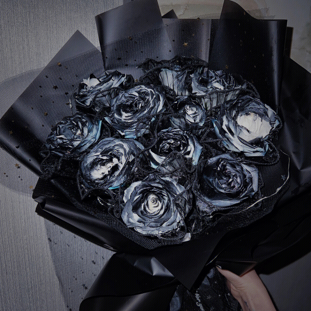 适合送男生的花束当然是黑骑士玫瑰