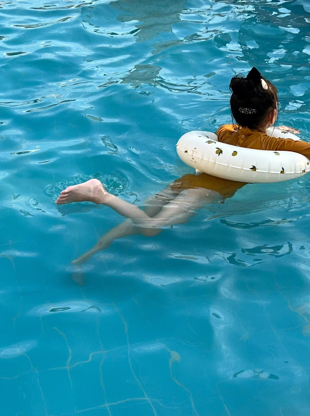 在酒店泳池也能玩个半天,虽然还不会游泳9069♀15,小朋友天性