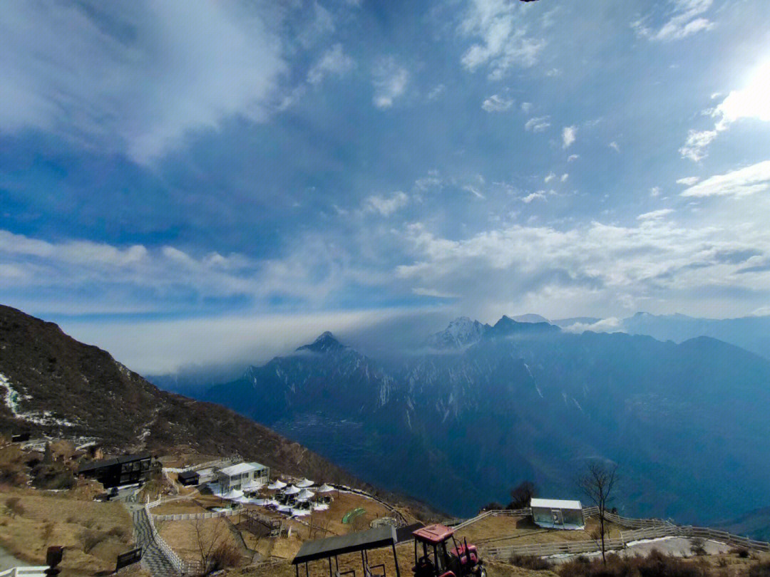 浮云牧场山路环绕图片图片