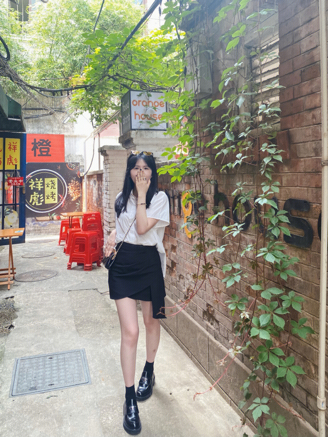 武汉小巷子里站着的女图片