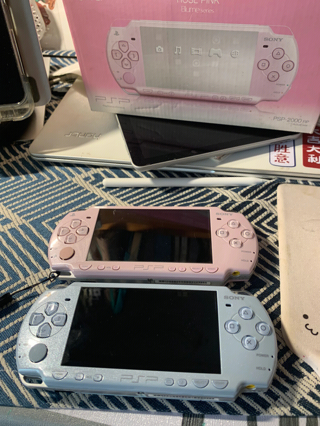 痛贴前拍照留念2台99新外壳psp2000蓝粉