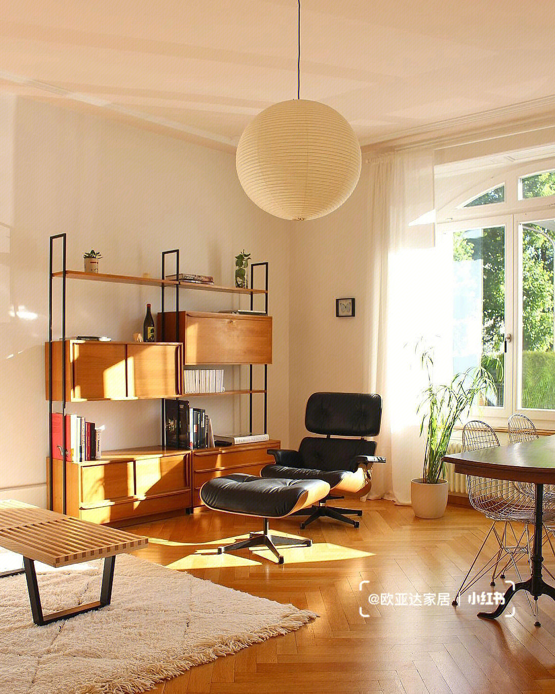 eames lounge chair伊姆斯躺椅设计于1956年,一度被认为是家居界奢侈