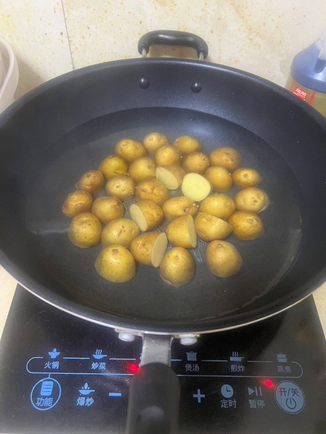 蒜,生抽,白芝麻,黑胡椒粉,孜然粉,辣椒面做法:1:小土豆洗净切两半,锅