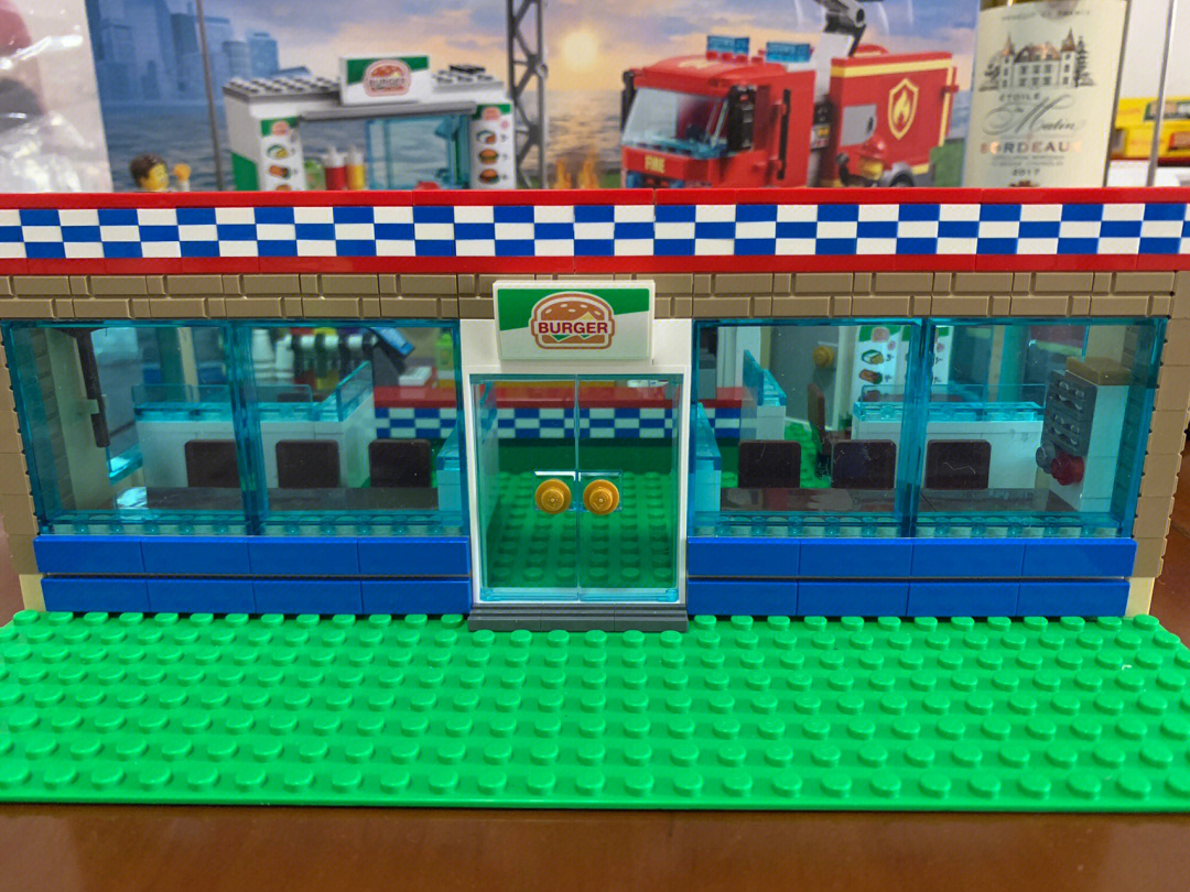 准备moc一个充满细节的汉堡店,今天完成了店里面的基本摆设,有饮料机
