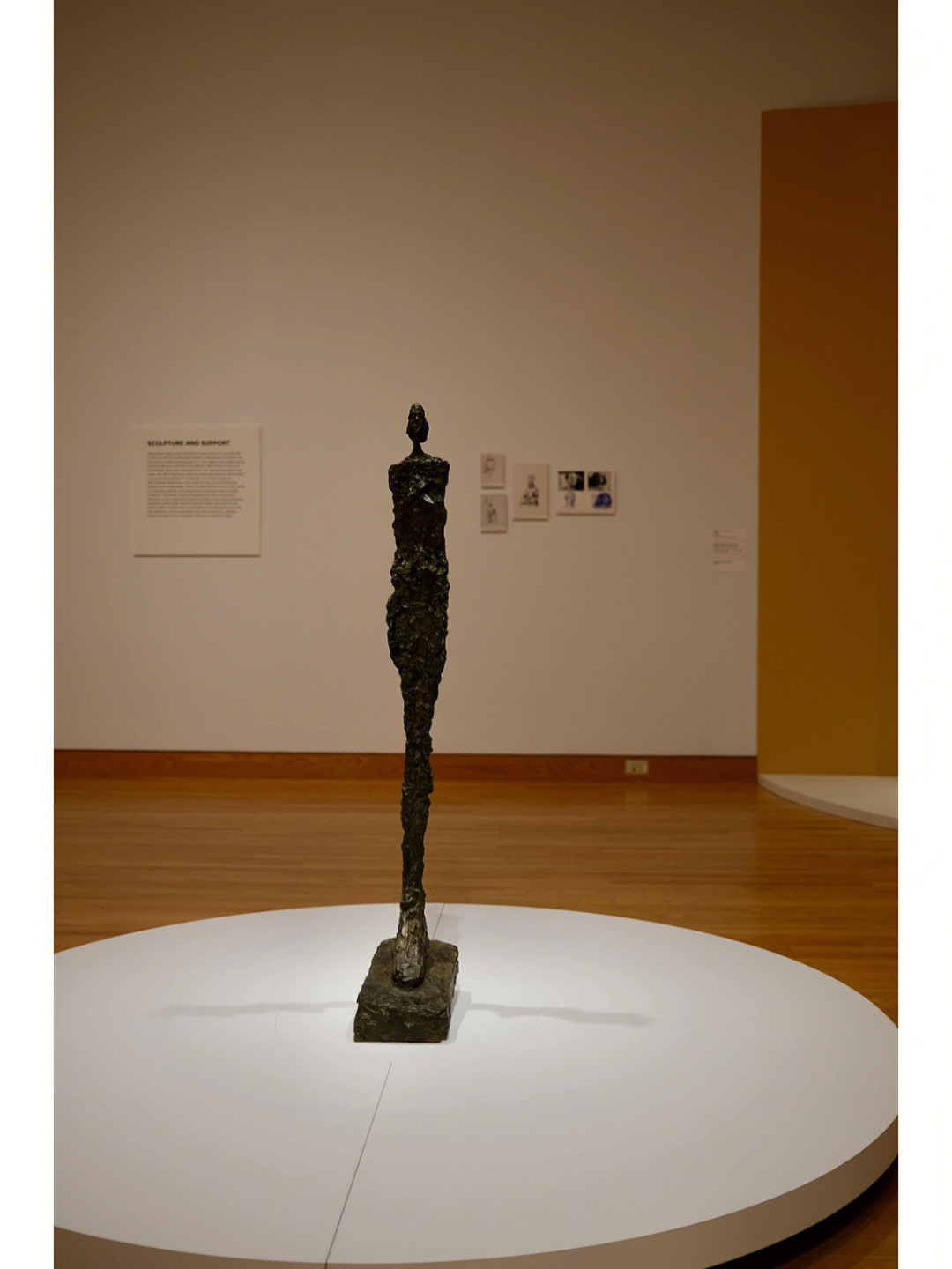 眼前的贾科梅蒂的雕塑作品,让我感受到了黑洞的引力,似乎无形的黑洞就