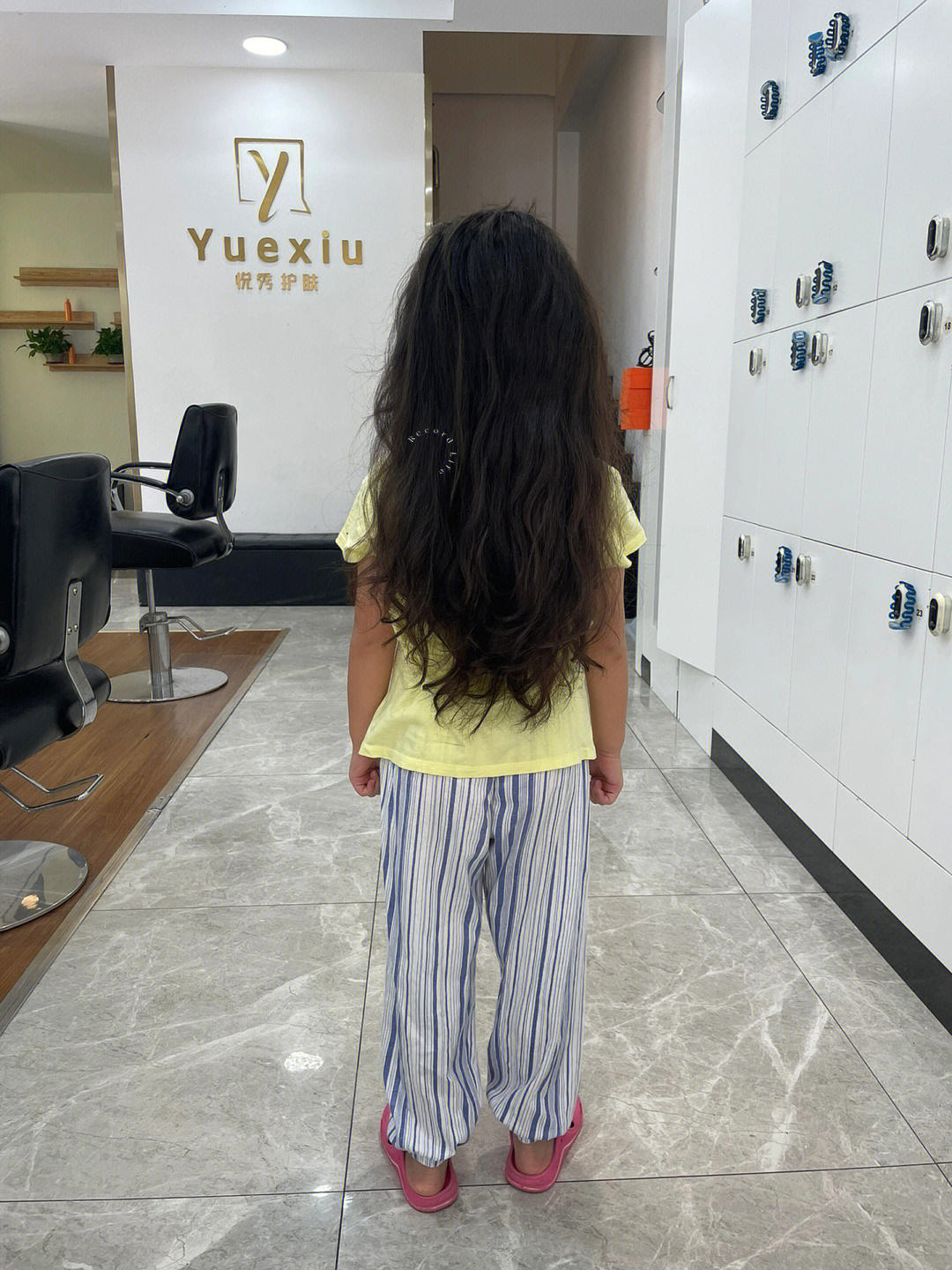 五岁女孩的长发及腰自然卷黄头发多发量