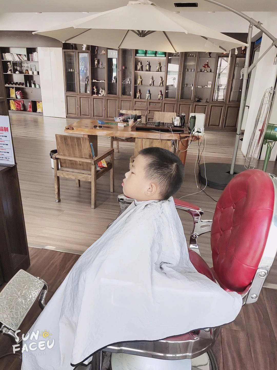 老公工作的样子,给自己儿子剪头发需要更多的耐心