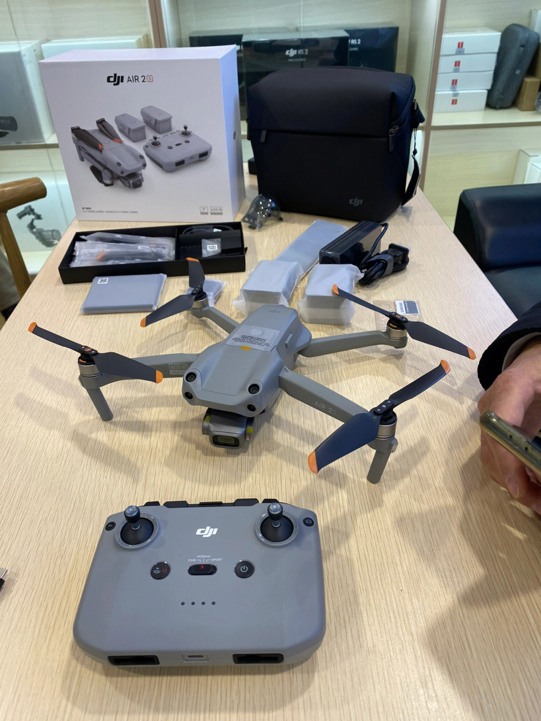 dji 大疆air 2s畅飞套装拥有前后上下四向避障一键起飞 自动返航自带