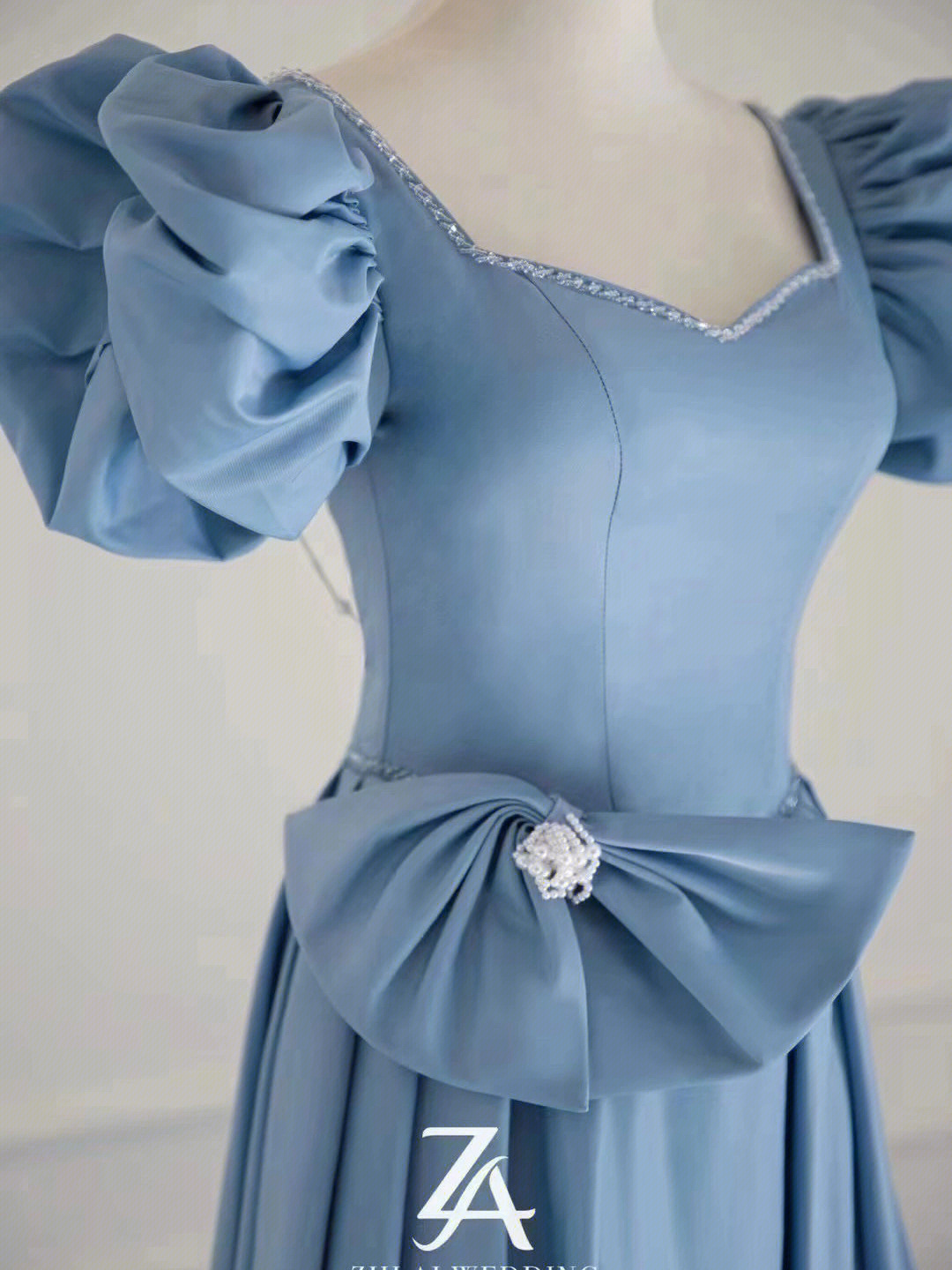 蓝的高级温柔97春天里的蓝是最美的底色这款礼服采用治愈的蓝色系
