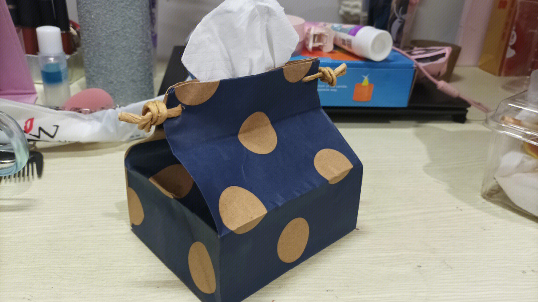 瑞幸纸袋做的纸巾盒