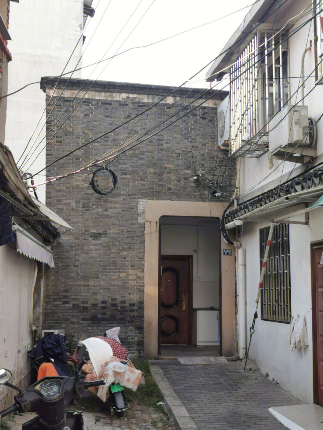 巷古吴路南侧,由乘马坡直巷和乘马坡横巷两条互相垂直的小弄堂组成