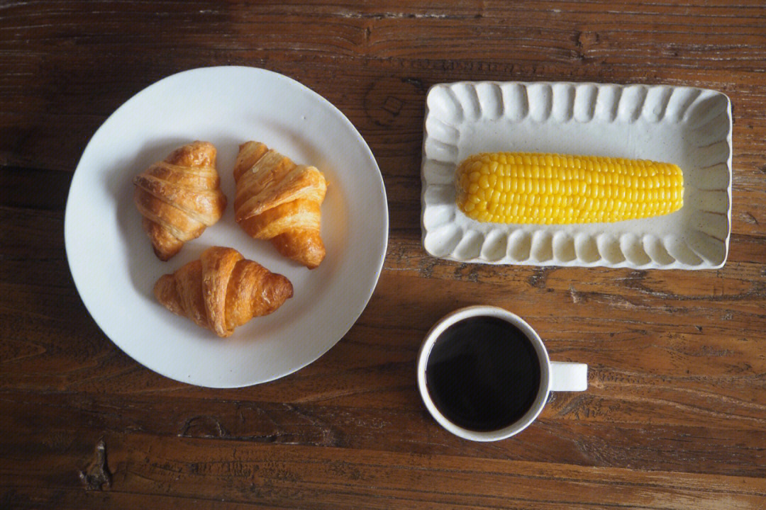 早餐牛角面包玉米咖啡
