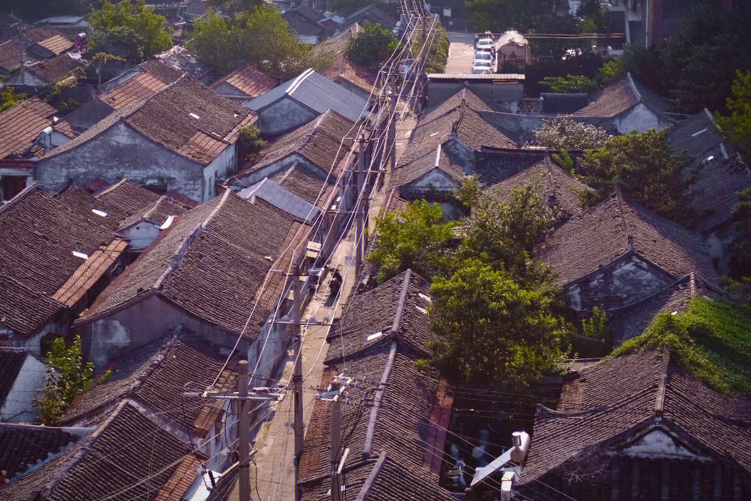 寺街地处南通古城西北隅,现位于人民中路与北濠桥路交汇点西侧,环城北