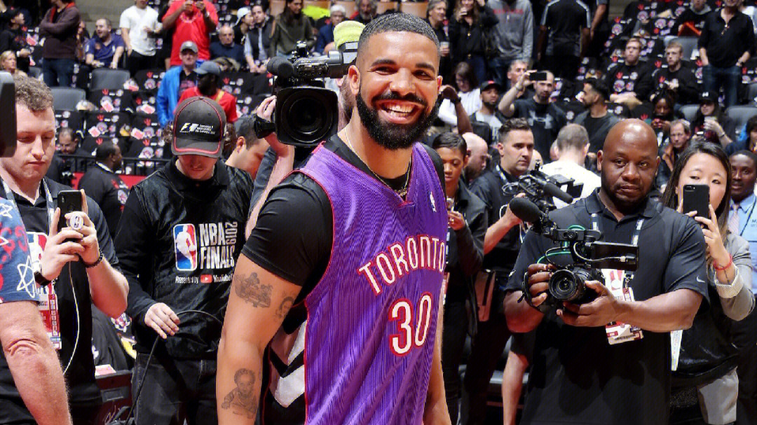 drake示范如何成为nba最烦人的球迷