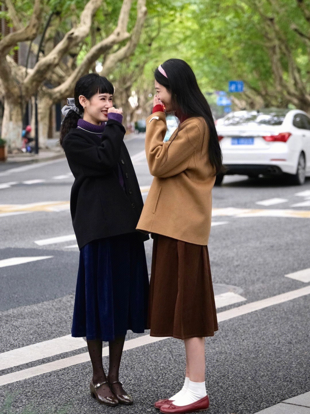 这两个女孩有点甜美丽自然的闺蜜街拍