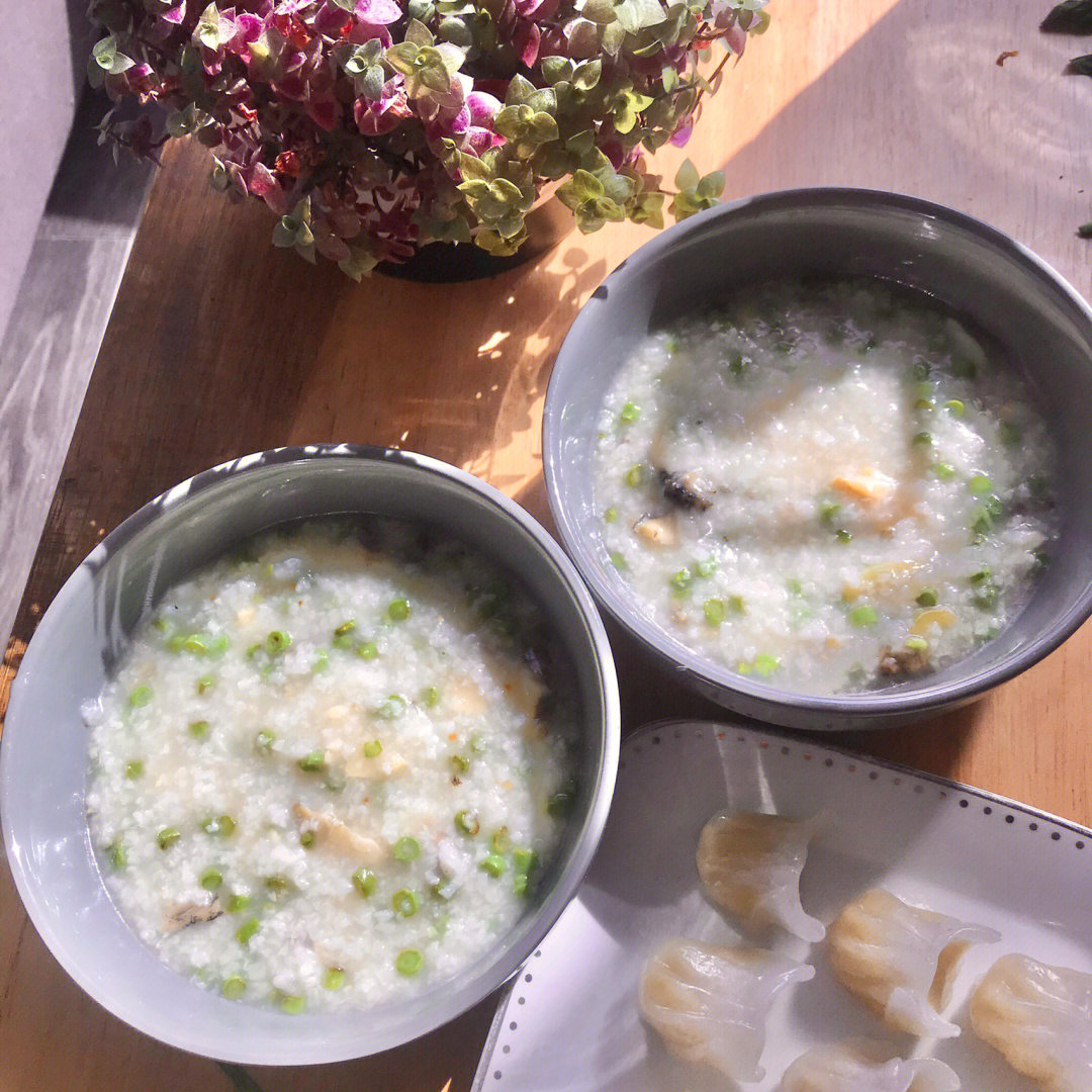 容易清甜的小粥做法如下:鲍鱼洗净切丁,和姜丝,米,水放入电饭煲选择