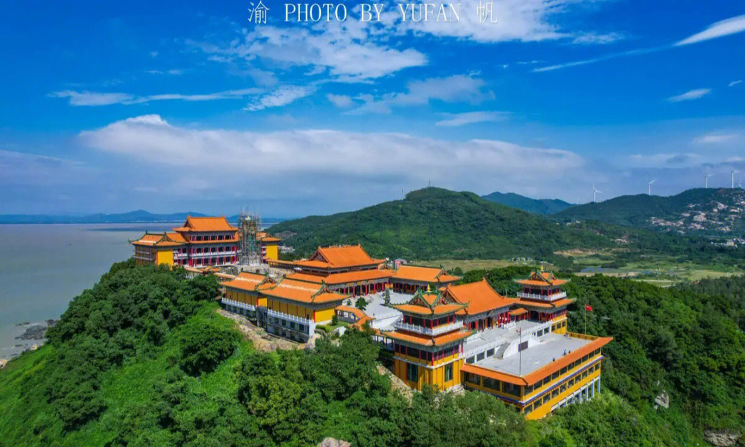 飞龙寺位于广东省阳江市东平镇玉豚山,所有建筑均依山面海,错落有致