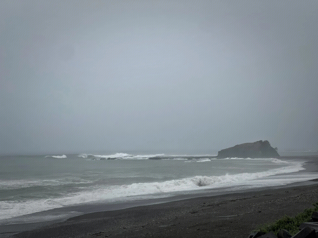 暴雨中的海