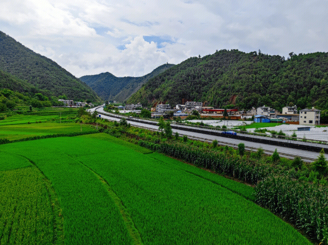 这是位于云南省大理州的永平县,图中的高速公路连接着省会昆明和云南