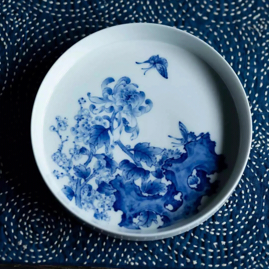 分水是画绘青花纹饰的一种技法,根据画面的需要将青花料调配出多种