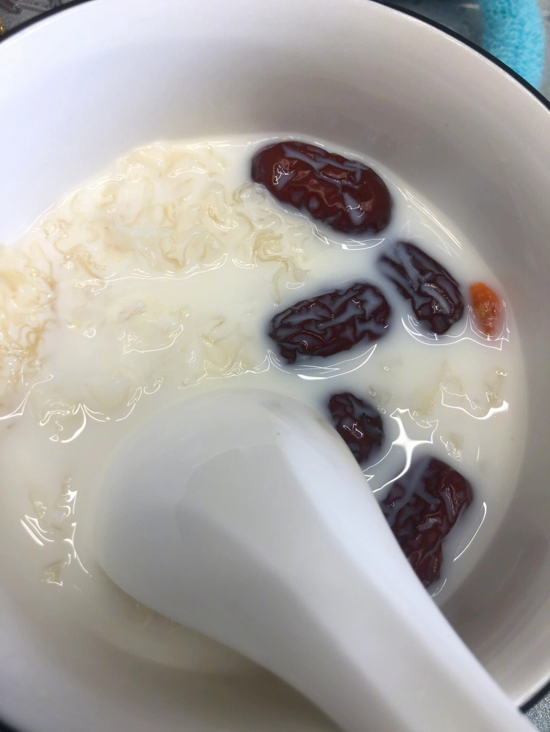 红枣银耳枸杞牛奶汤