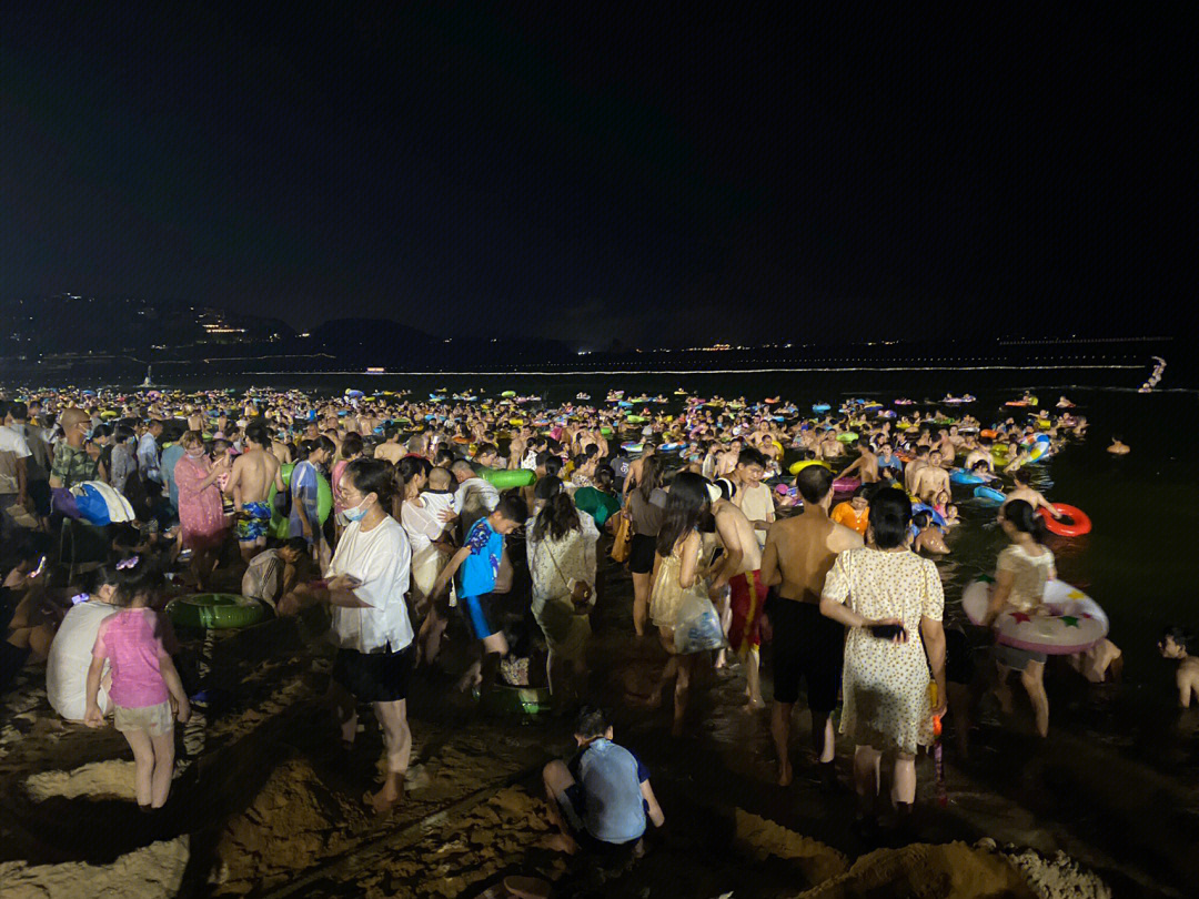 大梅沙人山人海图片