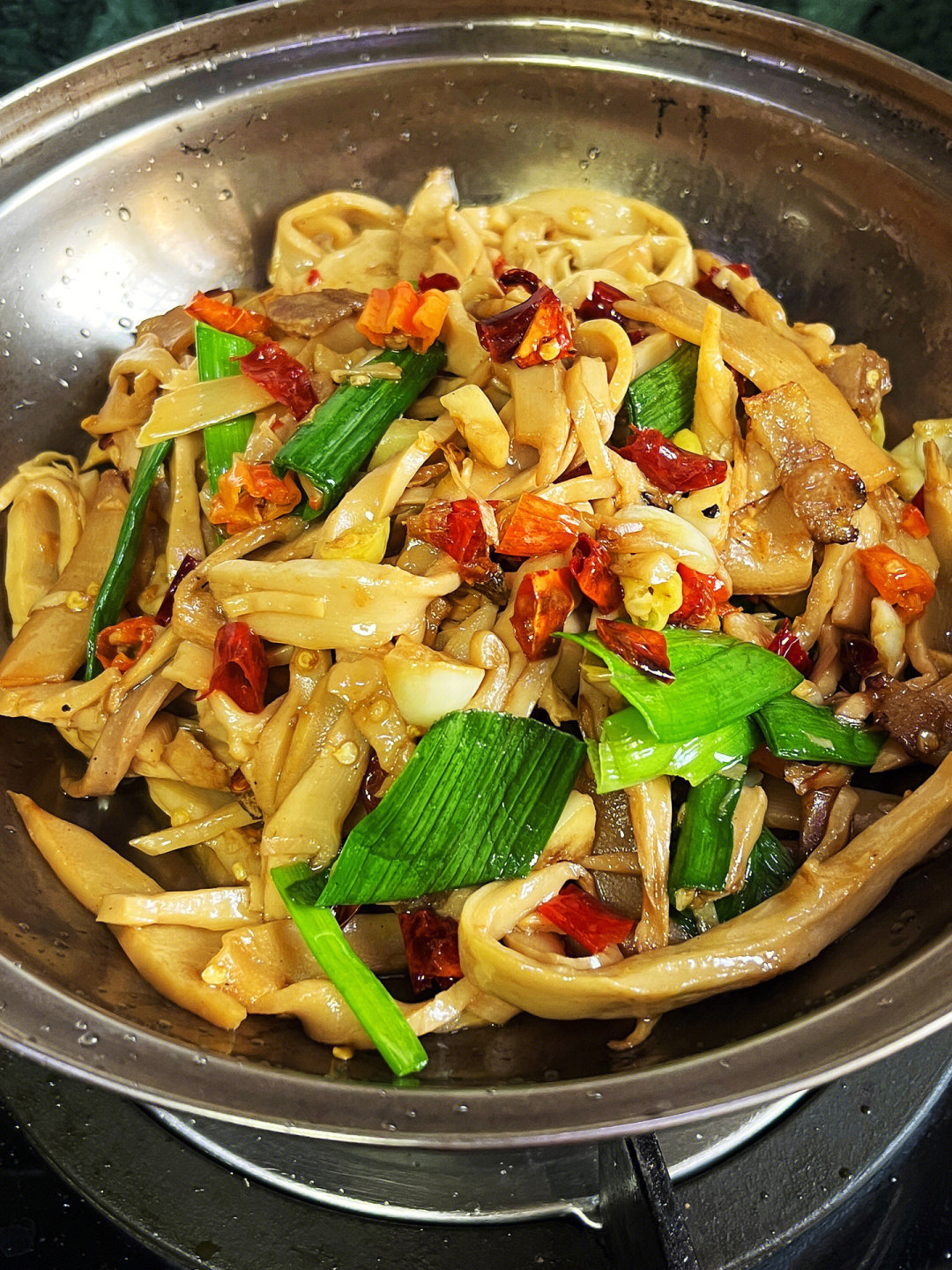 这种水笋又鲜又嫩,用来做干锅笋超好吃9796食材:肥肉或五花肉,水