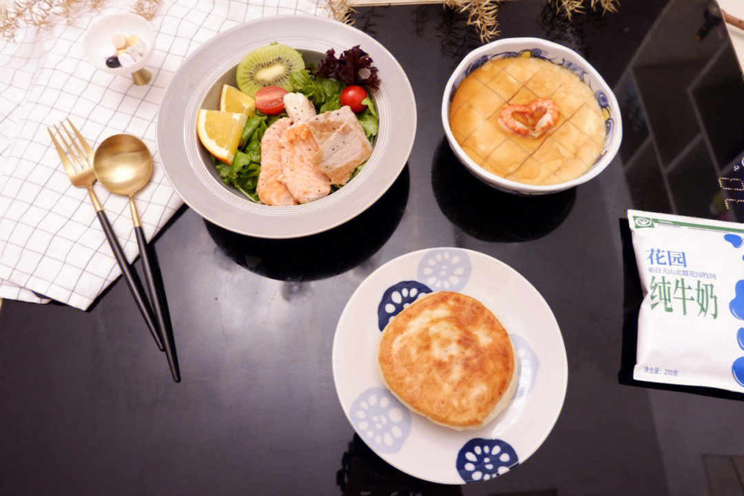 紫菜肉松酒酿饼,香煎三文鱼水果沙拉01,虾仁炖蛋,牛奶