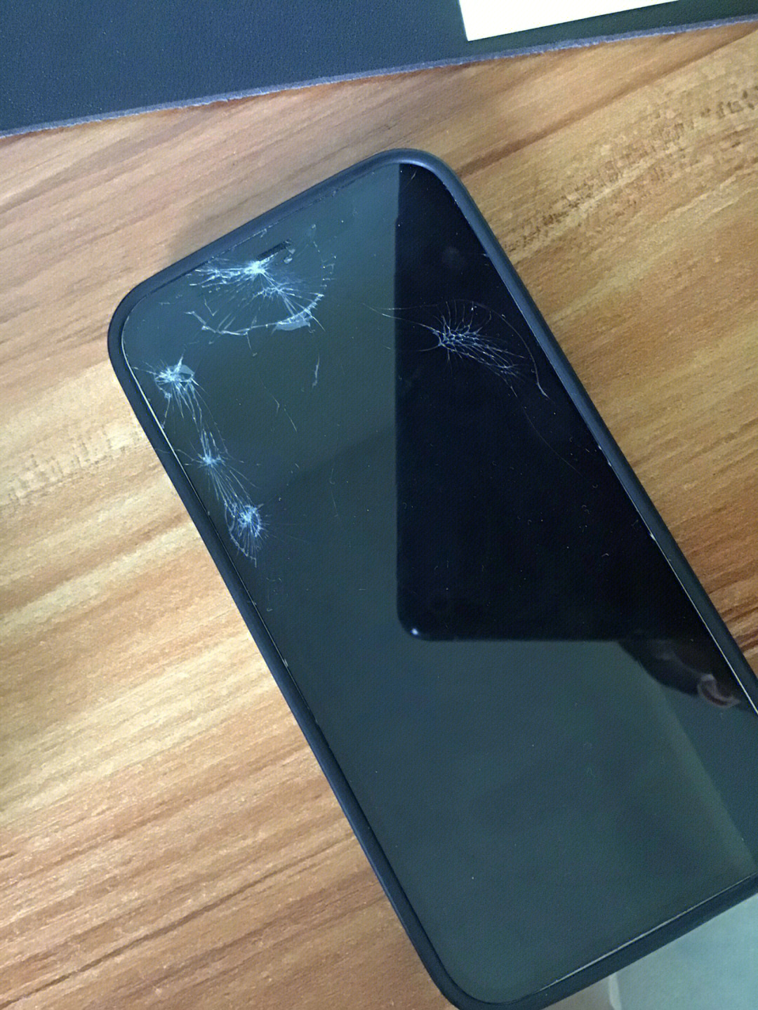 苹果12摔烂屏幕照片图片