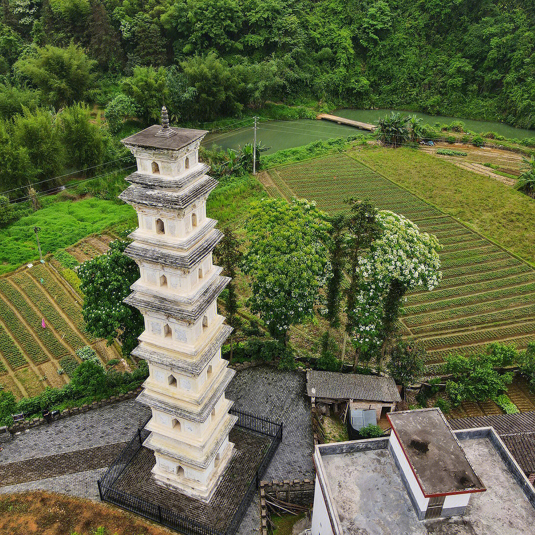 瑶族村寨里的楼阁式砖构塔澌溪寺塔