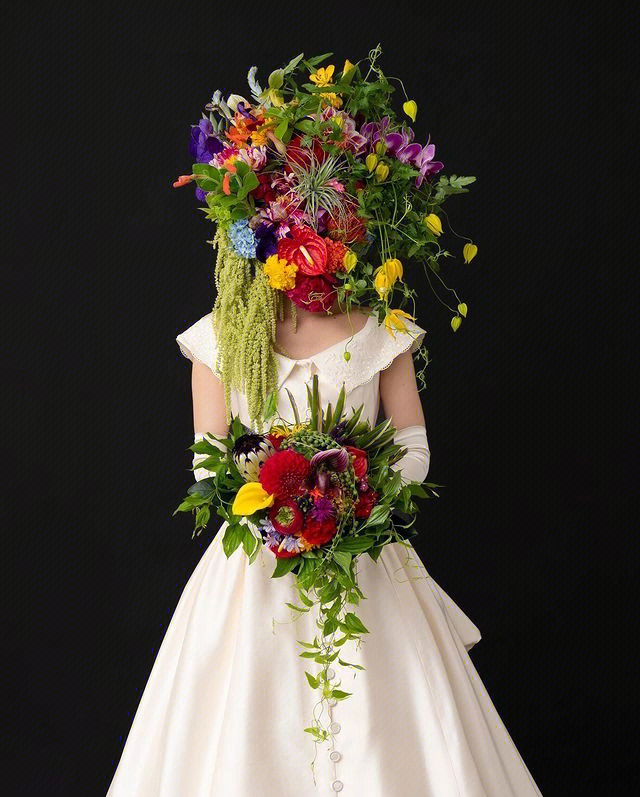 这个花饰面具来自日本花朵艺术家azumamakoto之手是其工作室特别为