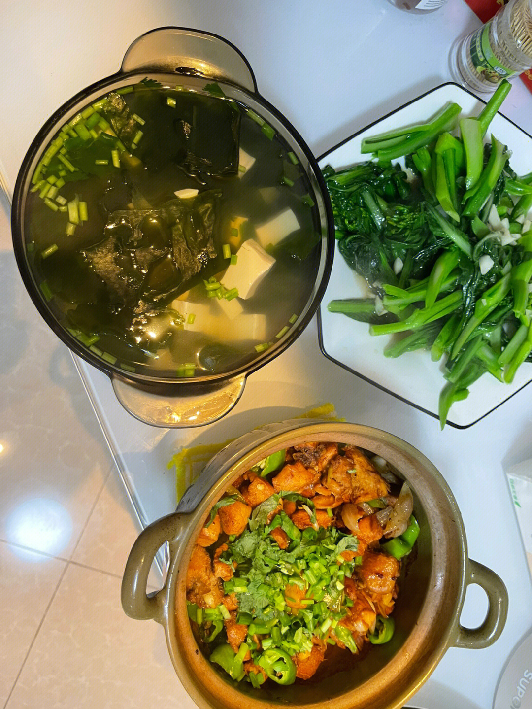 分享家常菜鸡肉煲蒜蓉菜心裙带菜豆腐汤