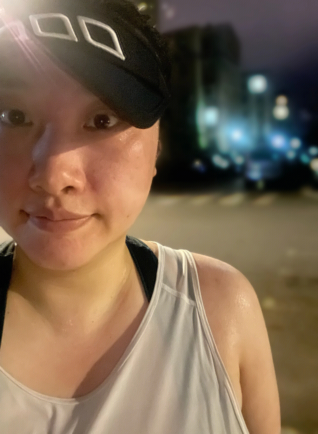 女生跑步打卡5公里夜跑爱出汗怎么办