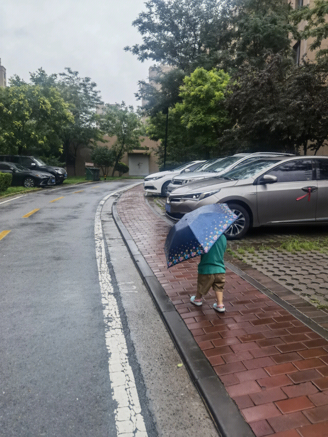 下雨天的小朋友