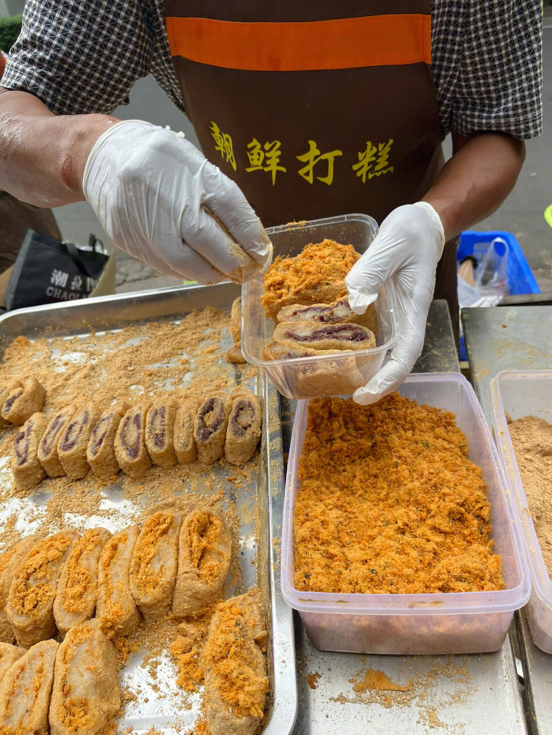 开在肖坝菜市场的朝鲜打糕,其实就是我们本地人爱吃粉糍粑,三个口味